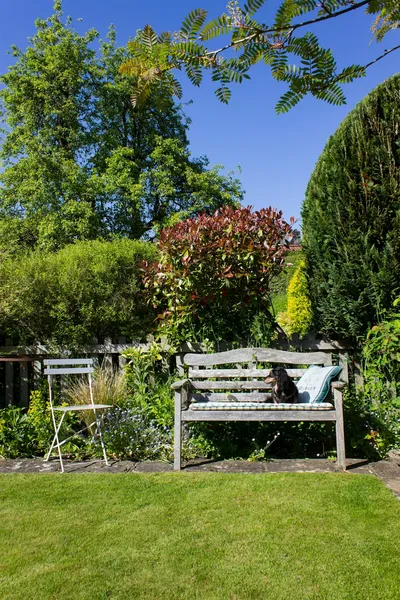 Crafting Your Own Garden Bench From Reclaimed WoodIllustration